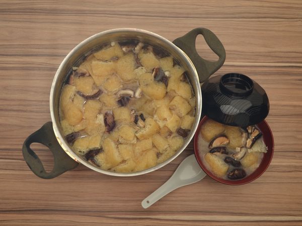 Polévka Miso s houbami shiitake a smaženým tofu