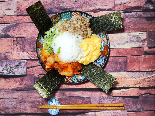 Nattó s rýží, vejcem a kimchi