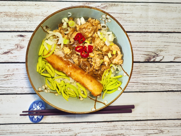 Ebi Katsu Don - Miska rýže s krevetou a cibulovo-vaječnou omáčkou