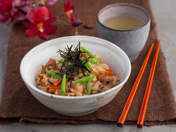 Gomoku Takikomi Gohan – Kuře se zeleninou a rýží