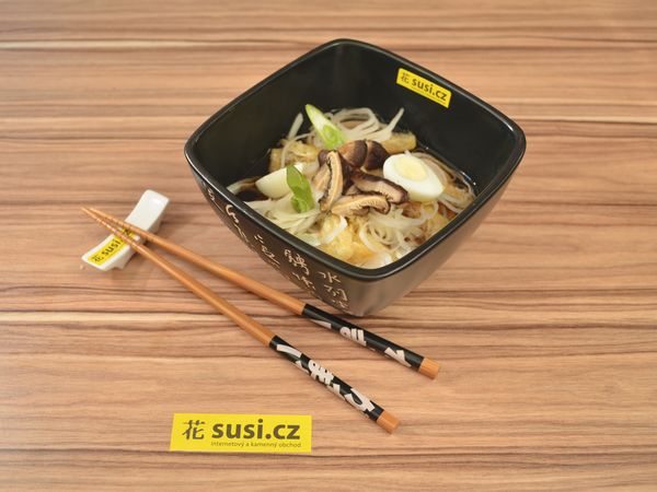 Udon se smaženým tofu, houbami shiitake a křepelčími vejci