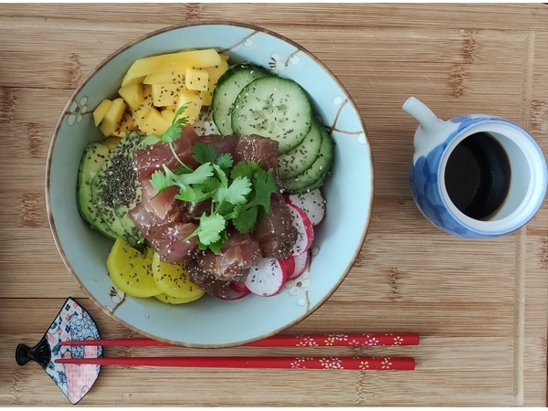 Poke bowl s rýží a tuňákem