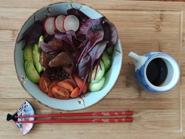 Poke bowl s quinoa a tuňákem